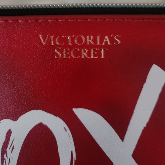 🎉HP🎉VICTORIA'S SECRET WRISTLET/MAKEUP BAG 8.25 X 5.75 NWOT🎉HP🎉 - Picture 4 of 4
